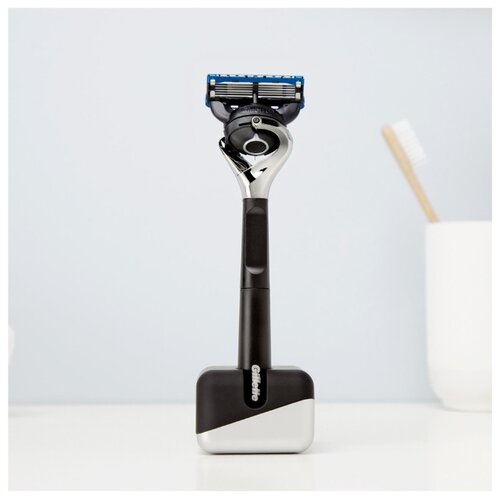 Набор Gillette подарочный: подставка, бритвенный станок Fusion5 ProGlide Flexball ограниченная серия с черной ручкой Limited Edition - фото 2